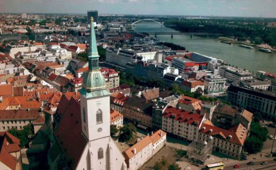 Словакия първа в света: Тестват всички над 10 г. безплатно