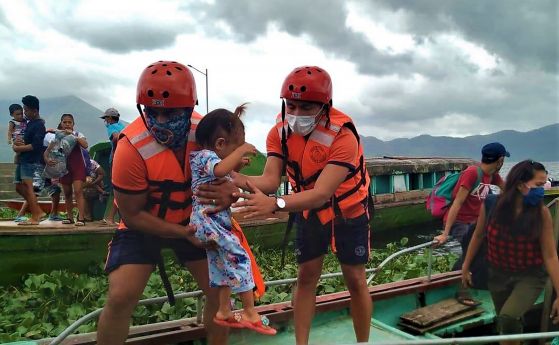 Мощен тайфун удари Филипините, близо 1 милион души са евакуирани (видео)