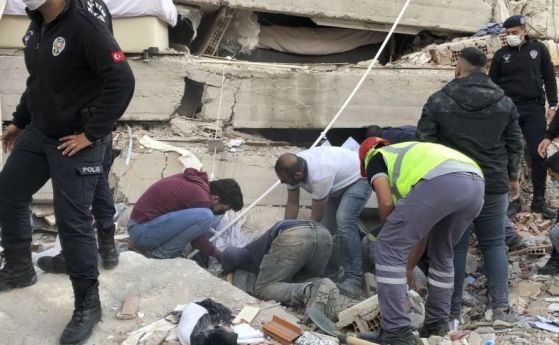 Две деца са извадени живи изпод руините в Измир, броят на жертвите достигна 81