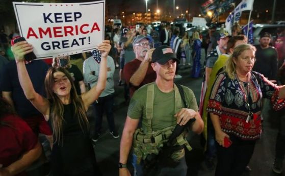 Тръмписти нарамиха пушки пред изборната комисия в Аризона, Байдън е на крачка от победа