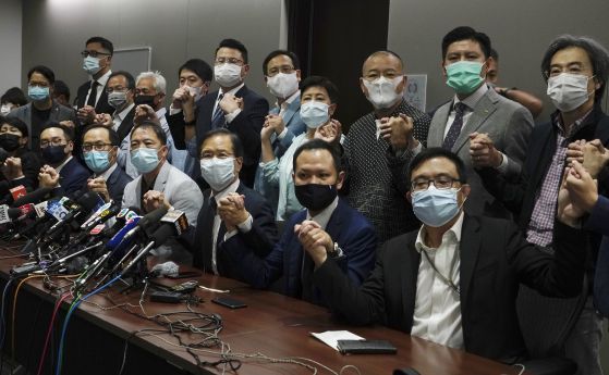 Всички депутати демократи в Хонконг подадоха оставка