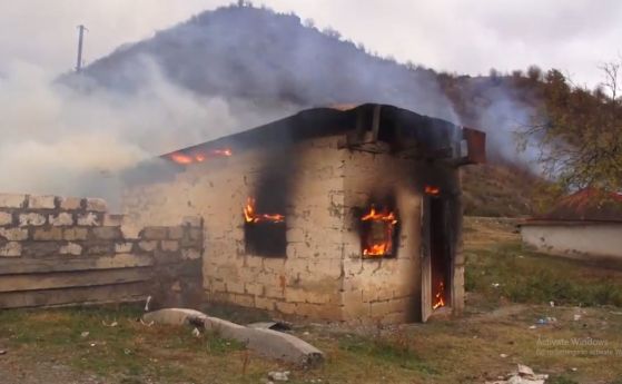Арменци, живеещи в Нагорни Карабах, подпалват домовете си, преди да напуснат територията (видео)
