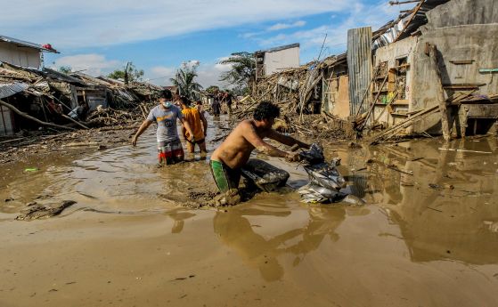Тайфунът Вамко се отправи към Виетнам, десетки загинали във Филипините