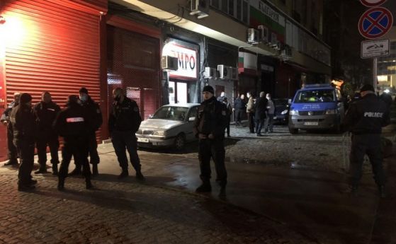 От централата на ВМРО замерят с бомбички протестиращите под нея (Видео)