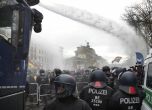 Полицията в Берлин използва водно оръдие на протест срещу мерките за Ковид