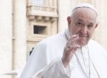 Папата: Допирът ми със смъртта ми помага да разбера жертвите на COVID-19