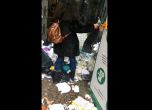 Засипаха с боклук и яйца социалното министерство, протестиращи пробват да влязат