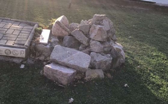 Разрушиха паметника на жертвите от кораба Илинден в Охрид