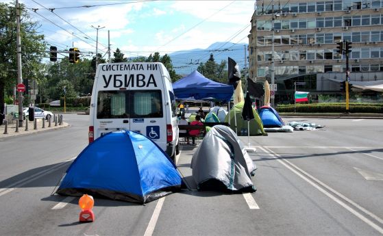 Полицаи пак на протест за заплати. Възмутени от тях излизат на контрапротест