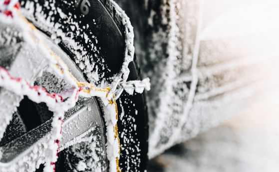Не тръгвайте без зимни гуми, утре се очаква сняг - предупреждава АПИ