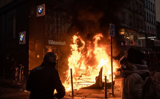 Четирима полицаи, заради които избухнаха безредици във Франция ще бъдат съдени