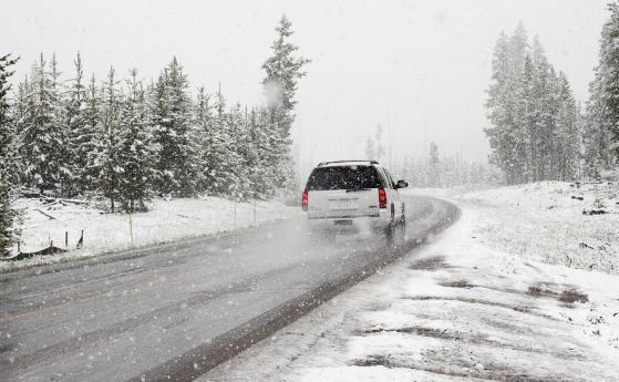 Автобус аварира и затвори пътя Разград-Попово, снегът блокира и Русе-Силистра