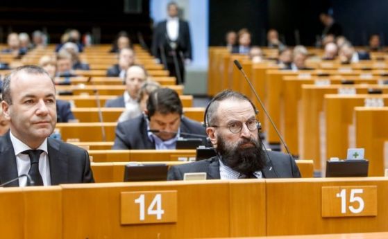 Яростен противник на гей браковете бе хванат на голо мъжко парти и напусна Европарламента