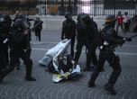 Сблъсъци между протестиращи и полиция в Париж