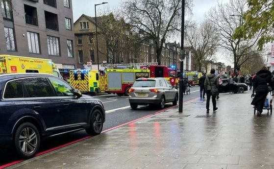 Петима души са ранени, след като кола се вряза в пешеходци в Лондон