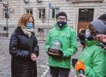 'Грийнпийс' връчи преспапие с мръсен въздух на Фандъкова