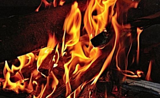 Пожар остави 3 семейства без дом в Момчилград