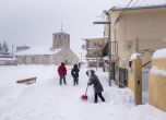 Три жертви на снежната буря в Испания, отменени са полети София-Мадрид