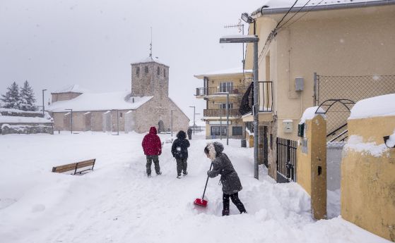Три жертви на снежната буря в Испания, отменени са полети София-Мадрид