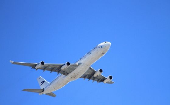 Приземиха самолет заради пътничка отказала да носи маска