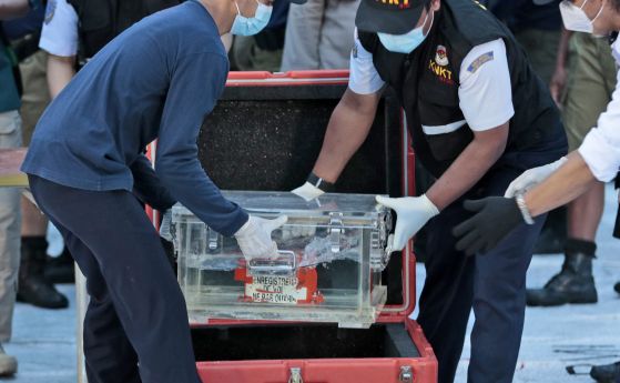 Намерена е една от черните кутии на самолета, катастрофирал край Индонезия