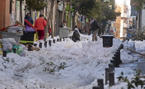 Рекордно ниски температури в Испания - жертвите на студа станаха 7