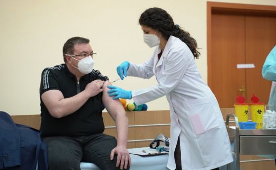 Ангелов: Не сме се ръководили от фирмени интереси при поръчката на ваксините, договаря ги ЕК