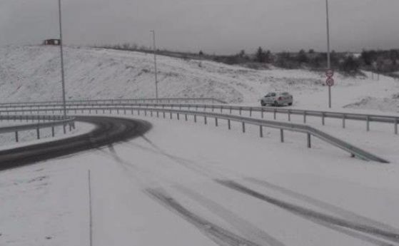 Снегът затвори проходите Троян-Кърнаре и Шипка, без ток са в Хасковско