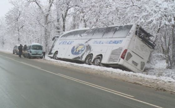 Автобус пропадна в канавка на пътя Русе-Бяла
