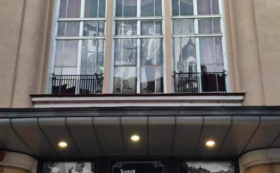 Популярни шеги оживяха по прозорците на Габровския театър