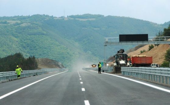 Разчистват скалната маса при 8 км на АМ ''Струма''