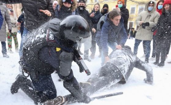 Рекордните над 5600 души са задържани при протеста в Русия