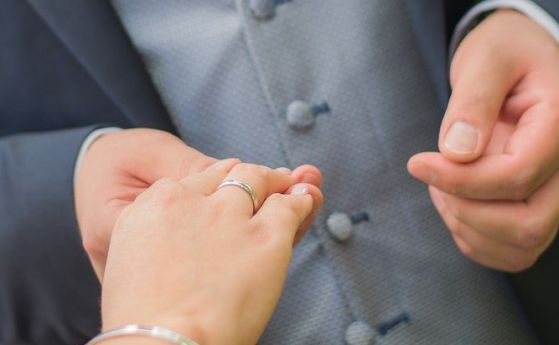 Мъж и жена се венчаха в Испания минути преди да ги интубират