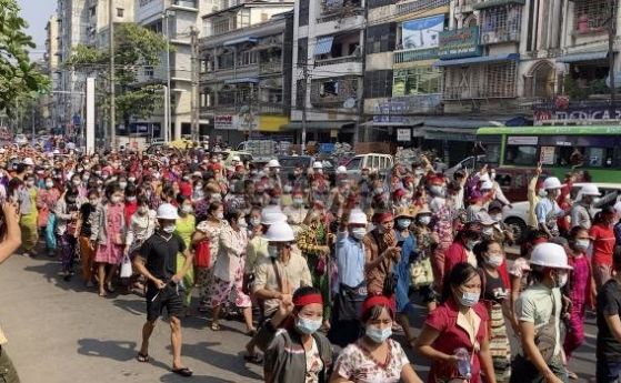 Стотици на протест срещу преврата в Мианмар