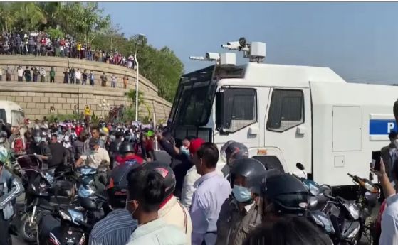 Полицията в Мианмар е използвала водни оръдия срещу протестиращите