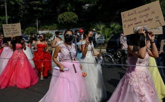 Мианмар: Простреляна жена се бори за живота си в Нейпидо, принцеси протестират в Янгон