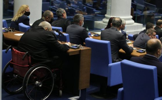 Нов депутат в инвалидна количка не успя да положи клетва от трибуната на залата за 40 млн.