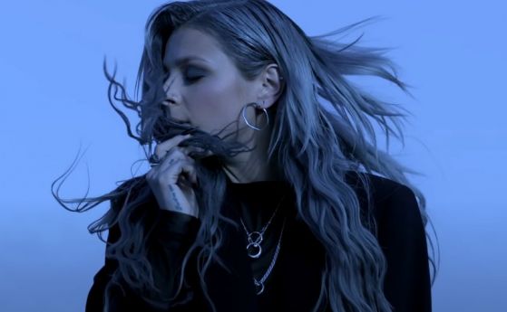 Една от песните в дебютния албум на певицата Виктория ще бъде българската песен в тазгодишната Евровизия