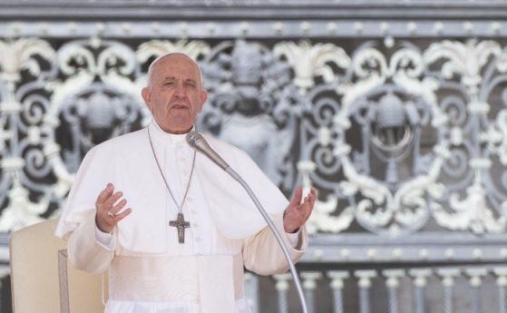 Папа Франциск се помоли за сгодените и влюбените