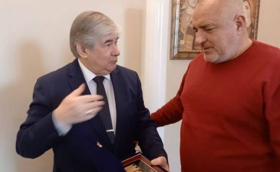 Борисов изпрати руския посланик по дънки и червена блуза (снимки)