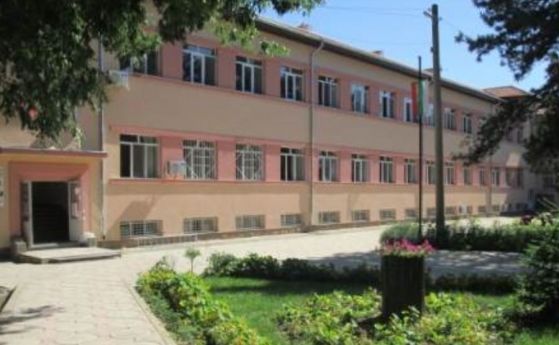 Трима мъже пребиха 13-годишен в училище във Варненско