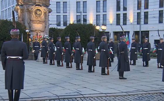 Гвардейци поднесоха венци пред паметника на Васил Левски в София