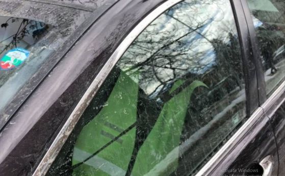 Полицаи използват жилетки, фуражки и палки, за да не плащат за зелена зона на личните си коли