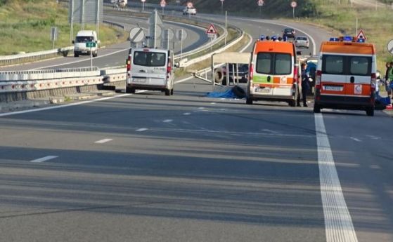 Микробус блъсна трима работници от АПИ край Враца, единият е загинал на място