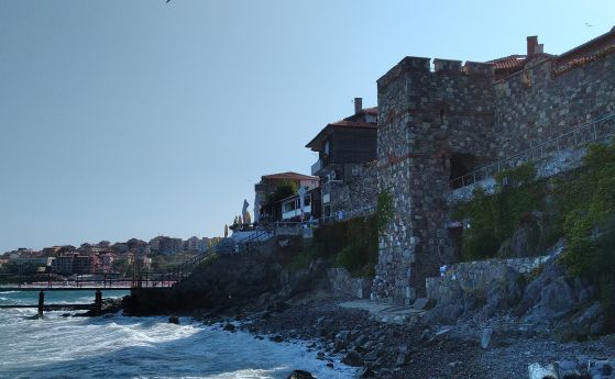 'Нямам изглед към морето': Созопол събаря част от крепостната си стена заради недоволен ресторантьор