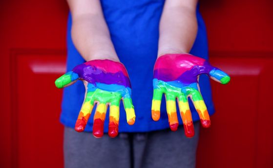 Полша забрани на хомосексуалните двойки да осиновяват деца