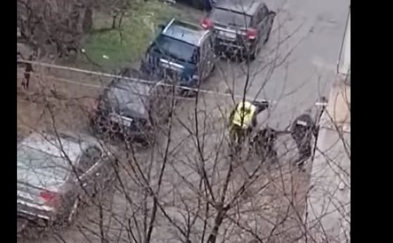 Двама полицаи са отстранени след кадри на брутално насилие в Казанлък (видео)