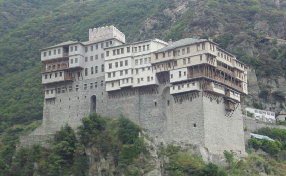 Ваксинират монасите в Света гора