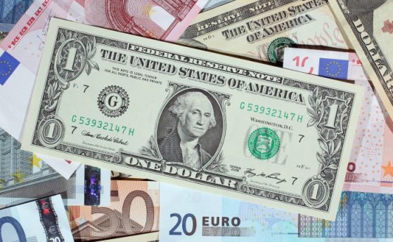 Апелативният съд върна в ареста печатаря на 'реквизитните' долари и евро