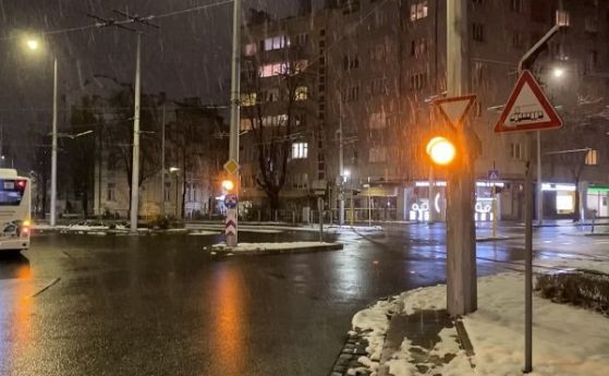 Жълта светлина предупреждава кога идва трамвай на Руски паметник